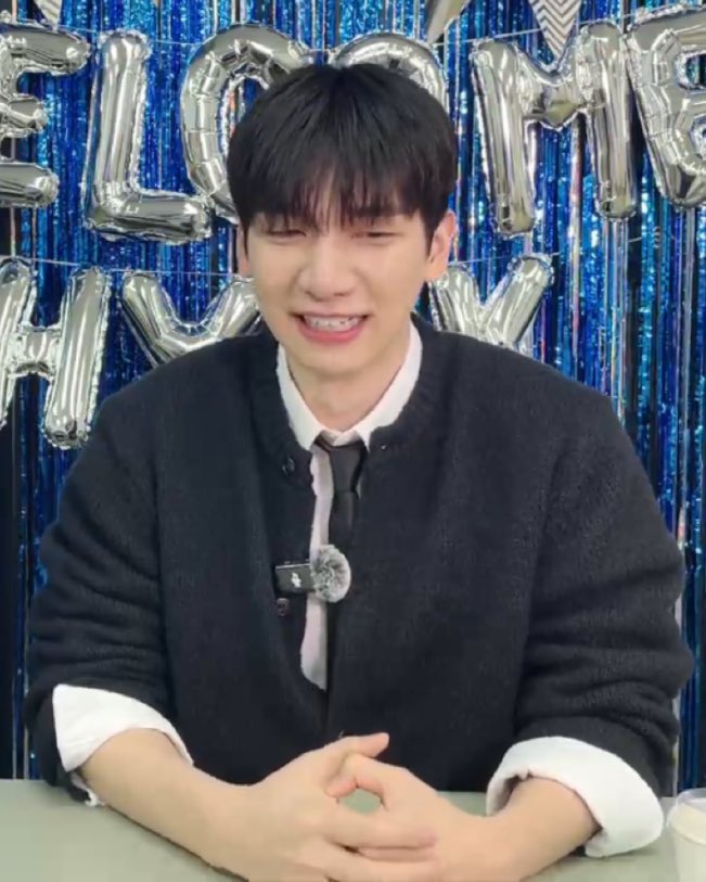 0524vx's tweet image. he came back looking x1000 cuter how is it possible!!