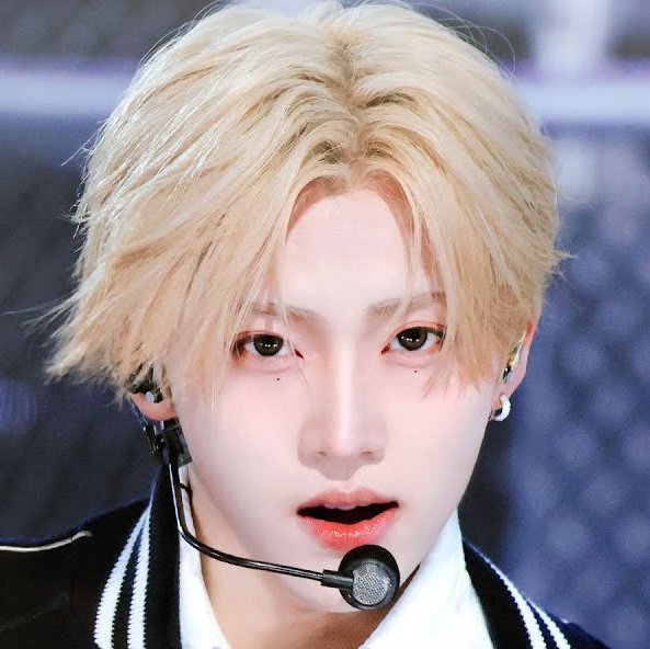 The moles under both his eyes just make him looks even prettier oh lordddd is this person even real??????