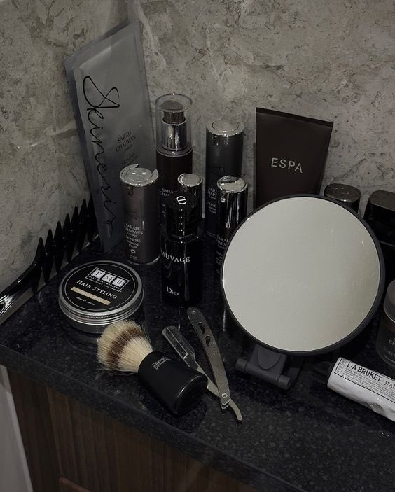 Uykunu düzene sok,
ağır kaldır,
temiz beslen,
bakımına özen göster,
ve kendine saygı duyuyormuş gibi giyin.

Dünya seni, kendini nasıl sunduğuna göre ciddiye alır.

İnkar edilemez ol.