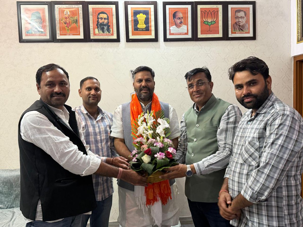 ombhadanabjp's tweet photo. चित्तौड़गढ़ जिले के रावतभाटा में आयोजित होने वाले श्री देवनारायण भगवान के विशाल मेले, रात्रि जागरण, हवन-पूर्णाहुति एवं महाप्रसादी कार्यक्रम के निमंत्रण हेतु रावतभाटा के धर्मप्रेमियों तथा दौसा से पधारे पार्टी पदाधिकारियों से आत्मीय भेंट एवं संवाद किया।

@BJP4India @BJP4Rajasthan @BhajanlalBjp @madanrrathore