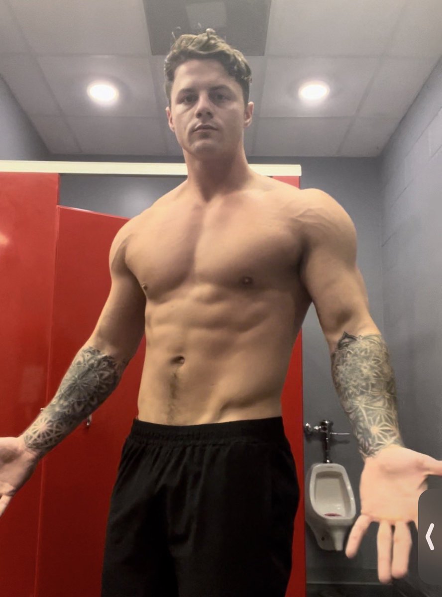 MuscleGodMarcus tweet media