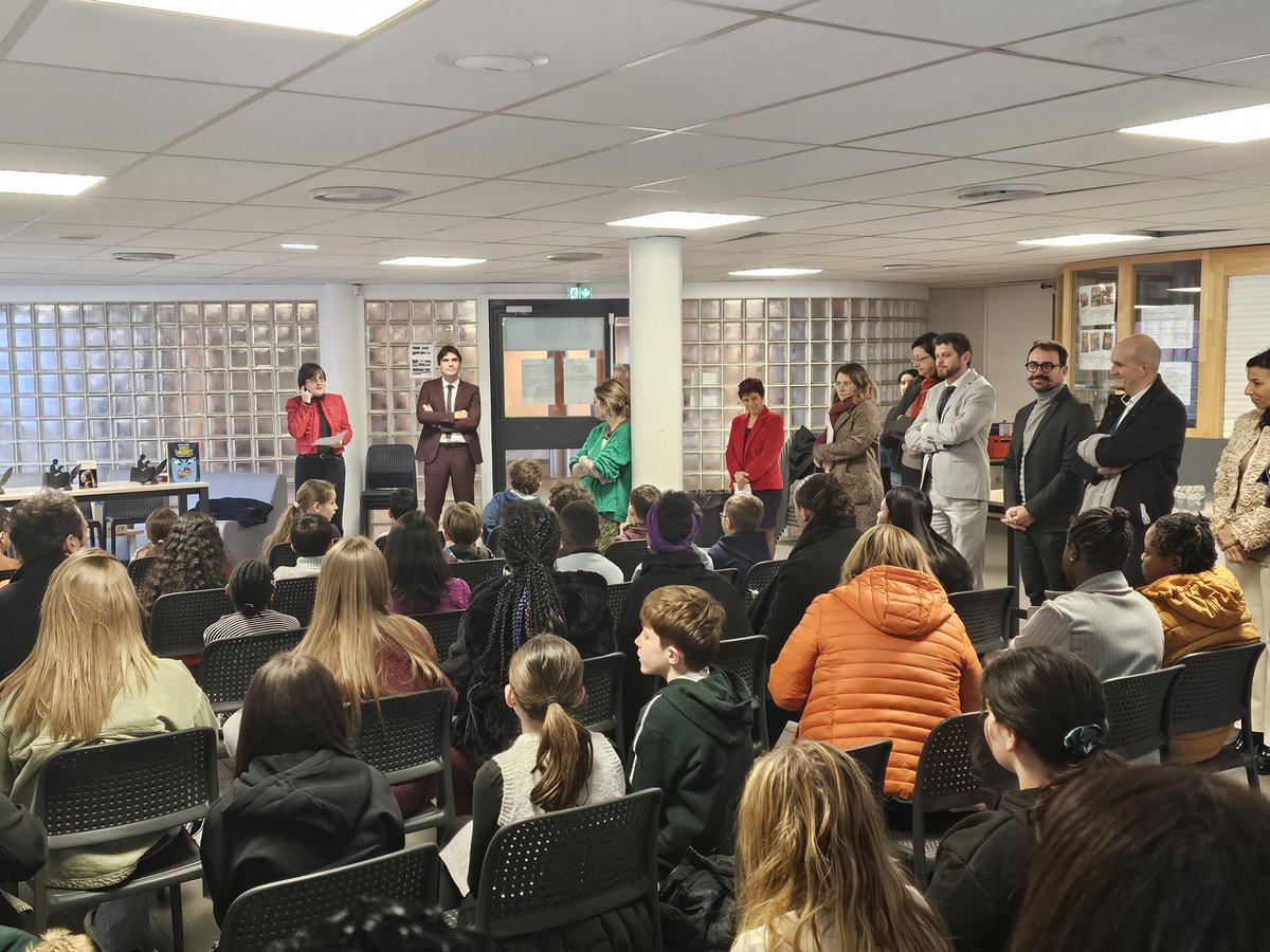 DSDEN25's tweet photo. Défi "Cette année je lis" : cérémonie de remise des prix départementaux du Doubs, en présence de @NathalieAlber15, de Samuel Rouzet, des chefs d'établissement et de parents. Bravo à tous les élèves qui ont travaillé la lecture à voix haute et à leurs enseignantes !
@acbesancon https://t.co/EiNnwuxxUx