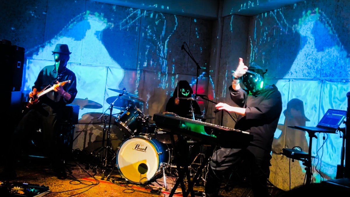 1月最終日に最高の演奏をします
是非現地で気軽に声かけてください

ロックバンド #Cachette 
1/31（SAT） 大宮ヒソミネ さん
hisomine.com/schedules/view…
 
バンドHP
cac-music.com

18:00 / 18:30
Ticket ¥2,200-
出演時間:19:10 ～ 19:40

#ライブ #オリジナル