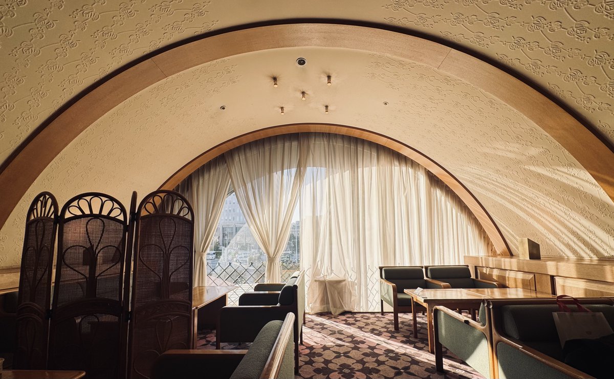 何処を見渡しても絵になる千里阪急ホテル。
2026年3月に全ての営業を終了してしまいます。
この美しい景色は何度でも目に焼き付けたくなる。