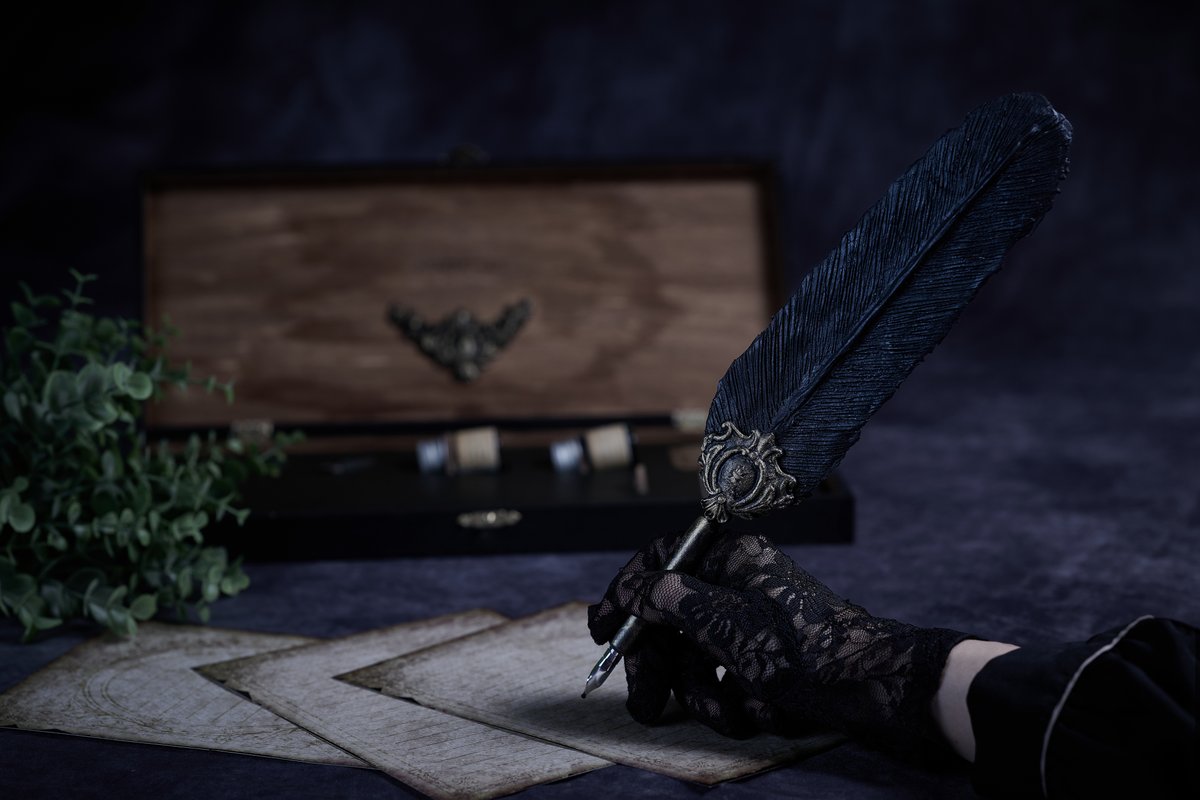 _daiphoto's tweet photo. 魔導書と羽ペンのパターンも。
model&amp;衣装&amp;制作 @nozku_photo https://t.co/hulduRPRay