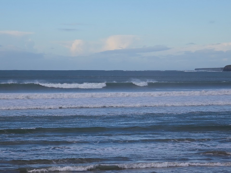 5ft waves, Mod SE 16kts offshore wind, Air temp 5C Water temp 9.6C, Low tide 11:58 High tide 18:30