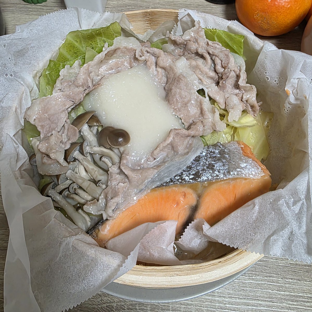 _milk_diet's tweet photo. 1/20
朝　　キャベツときのこスープ
間食　クッキー2枚
昼　　米120、鶏挽ハンバーグ、目玉焼き
夜　　餅1、蒸籠（キャベツ、豚、鮭、しめじ） https://t.co/atX5xYqnn7