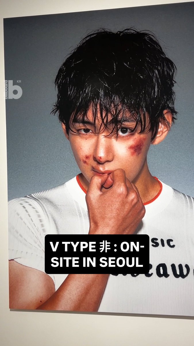 instagram.com/p/DTtrtHZE6LZ/

instagram.com/p/DTtrtHZE6LZ/

포토북 발간을 기념한 오프라인 전시 ‘뷔 타입 비 온사이트 인 서울’(V TYPE 非 : ON-SITE IN SEOUL)전시🫶🏻

The offline exhibition “V TYPE 非 : ON-SITE IN SEOUL” is now open 🫶🏻

#bts #V #뷔 #VTYPE非 #뷔전시 #빌보드코리아 #BillboardKorea