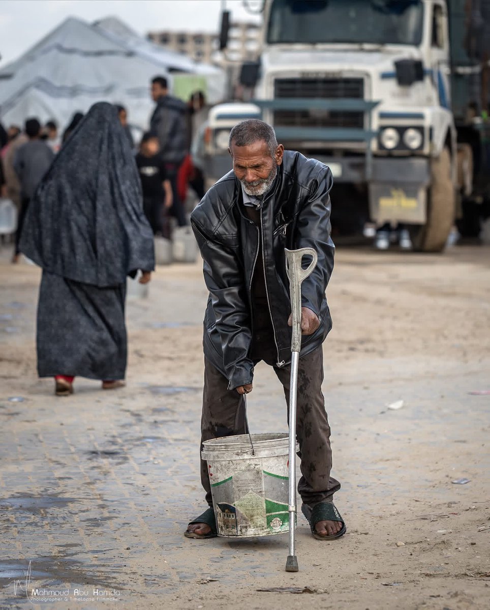 Gazze'yi özetleyen bir fotoğraf..

Yaralı, yorgun ve açlık çeken yaşlı bir adam tüm gücü ile ihtiyacı olan suyu taşımaya çalışıyor ve ayakta durmaya çalışıyor..