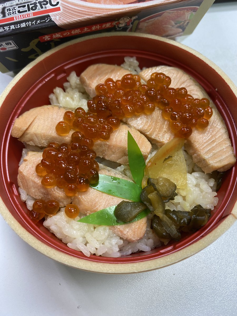 ayanabe's tweet image. 気がついたら会期は明日まで。2週目なのだが今日は輸送に挑戦。はらこめしー！いくらは自分でかけるタイプ。しっとりしてて美味しかった🥰 吉祥寺だと行列で断念しがちなさとうの丸メンチ、チャンスなのよ〜揚げたて美味し🥰