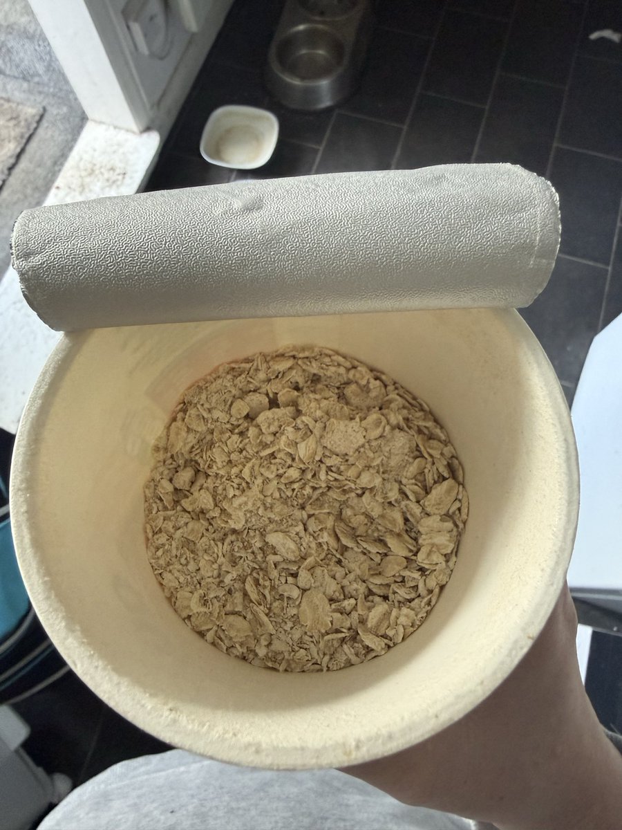 grogs87's tweet photo. Not had one in ages and now having to guess where the fill line is 🤷‍♀️ @Quaker #help https://t.co/i2IHPBjwaY