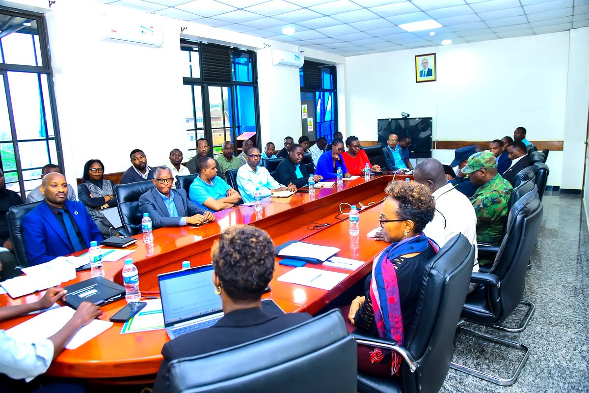 2/2
…baje mu ruzinduko rw’umunsi umwe mu Karere hagamijwe kumenya igipimo cy’ikoreshwa ry’ingengo y’imari ya Leta mu mezi 6 abanza y’umwaka wa 2025/2026 no gusura bimwe mu bikorwa n’imishinga y’iterambere.