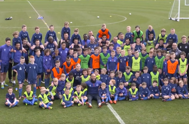 EllBretland's tweet photo. Here's nine-year-old Harrison Armstrong in a picture with Romelu Lukaku, Duncan Ferguson, Leighton Baines and others at Everton's Academy Day in 2016 🔵⚽️

He's in the bib on Bryan Oviedo's shoulders, top right. Very cool that he's now playing for the first-team. https://t.co/yZMqrr3nAx