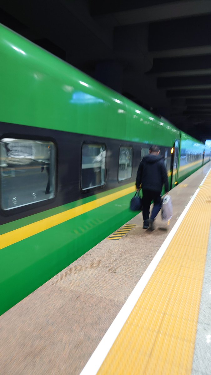 jack2panda's tweet image. 這塗裝更加醜，有沒有。
我喜歡的到上海Z99沒了，我還沒試過那個紅燒鱸魚呢。
但這個車比上次那個好，走道凳子多，充電口也多，床鋪也有插座。