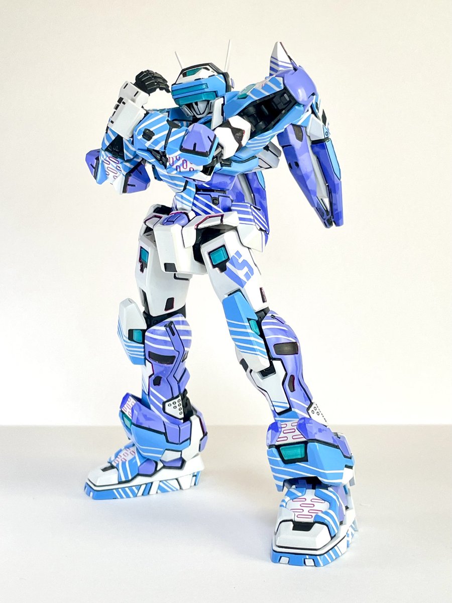 Mar_Zi_Na_L's tweet photo. #上条専用テムジンを作る 
ボークス1/100テムジンを使って、『とある魔術の電脳戦機』に登場する上���当麻仕様テムジンを再現しました！
全体を白で塗った後、マスキングテープを細切りして資料を見ながら貼り付け塗装…を延々繰り返すド根性仕上げです。
#電脳継承祭 はこれで行きます！
#バーチャロン https://t.co/0zQGNqALxt