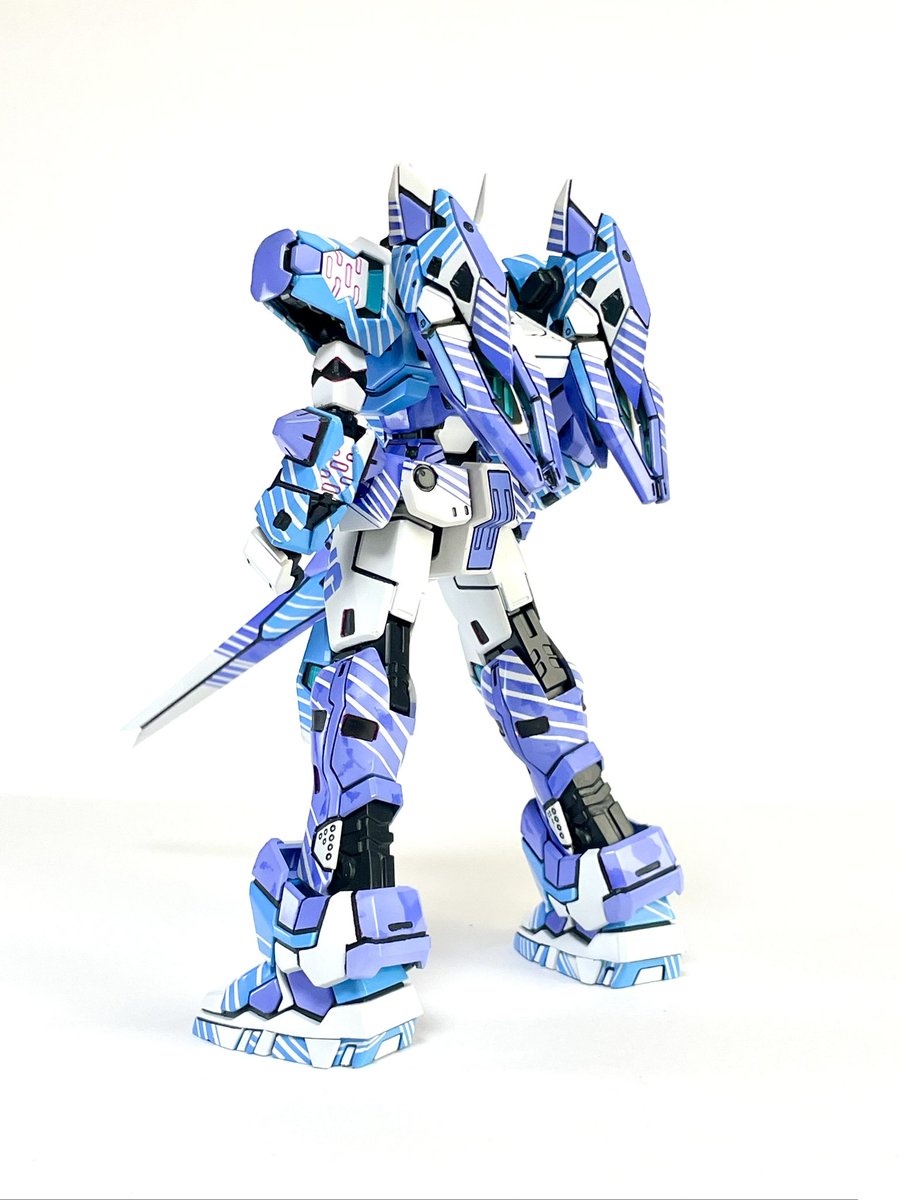 #上条専用テムジンを作る 
ボークス1/100テムジンを使って、『とある魔術の電脳戦機』に登場する上条当麻仕様テムジンを再現しました！
全体を白で塗った後、マスキングテープを細切りして資料を見ながら貼り付け塗装…を延々繰り返すド根性仕上げです。
#電脳継承祭 はこれで行きます！
#バーチャロン