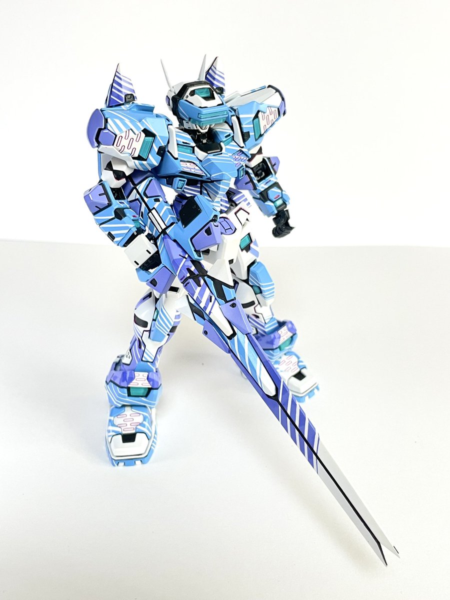 Mar_Zi_Na_L's tweet photo. #上条専用テムジンを作る 
ボークス1/100テムジンを使って、『とある魔術の電脳戦機』に登場する上���当麻仕様テムジンを再現しました！
全体を白で塗った後、マスキングテープを細切りして資料を見ながら貼り付け塗装…を延々繰り返すド根性仕上げです。
#電脳継承祭 はこれで行きます！
#バーチャロン https://t.co/0zQGNqALxt