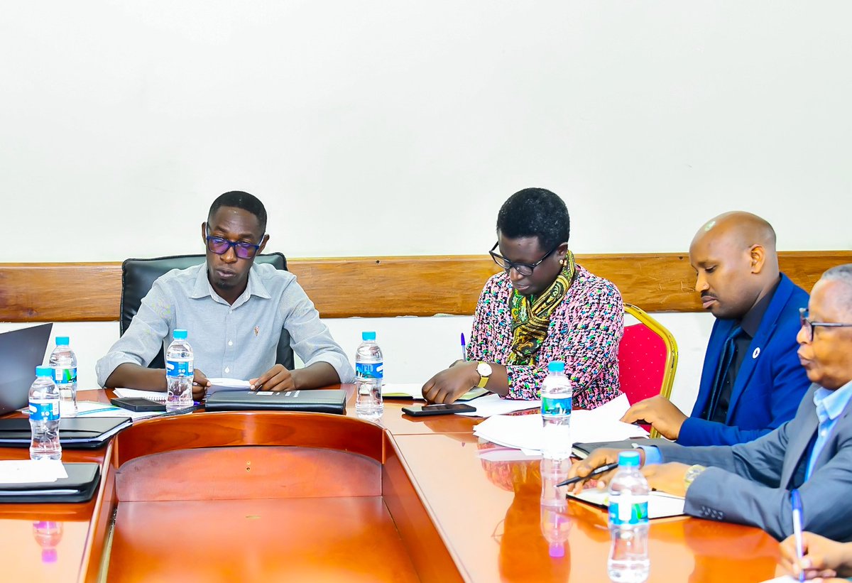 1/2
Uyu munsi, Perezida w'Inama Njyanama y'Akarere Bwana NSHIMIYIMANA Gilbert ari kumwe n’Umuyobozi w’Akarere <a href="/KAYITAREJacky/">KAYITARE Jacqueline</a> n’abahagarariye inzego zinyuranye mu Karere bakiriye itsinda ry’Abadepite bo muri Komisiyo y’Ingengo y’Imari n’Umutungo by’Igihugu muri <a href="/RwandaParliamnt/">Rwanda Parliament</a>