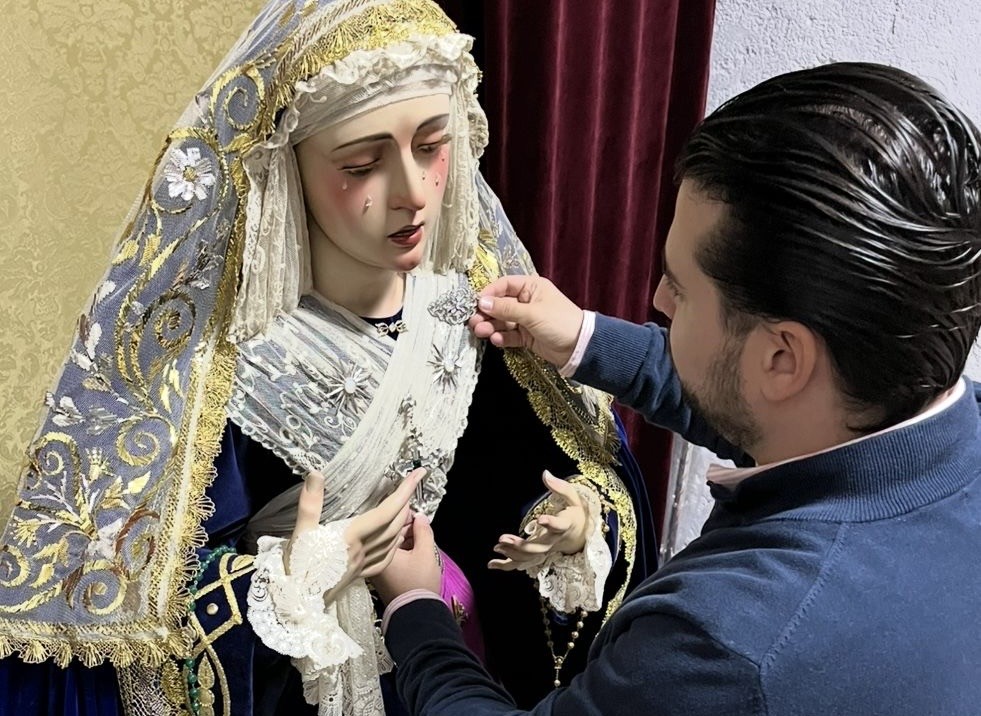 José Segura, nuevo vestidor de la Virgen de las Aguas. cofrademania.com/noticias/cambi… <a href="/masjerez/">masjerez</a> <a href="/MigueMoreno79/">Miguel Ángel Moreno Perez</a>