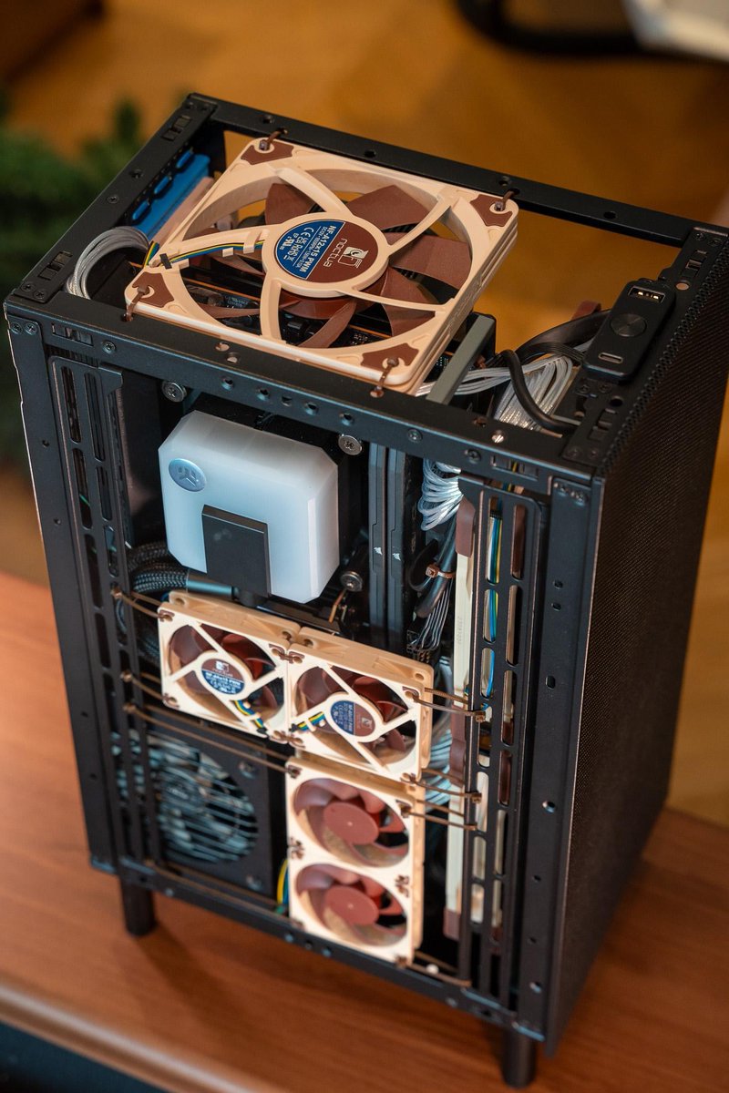 ZOTACFrance's tweet photo. Ne vous fiez pas aux apparences, ce build est un monstre de puissance !

reddit : No-Hunter2412
#ZOTACGAMING #BuildPC https://t.co/U9PtYIMIa0