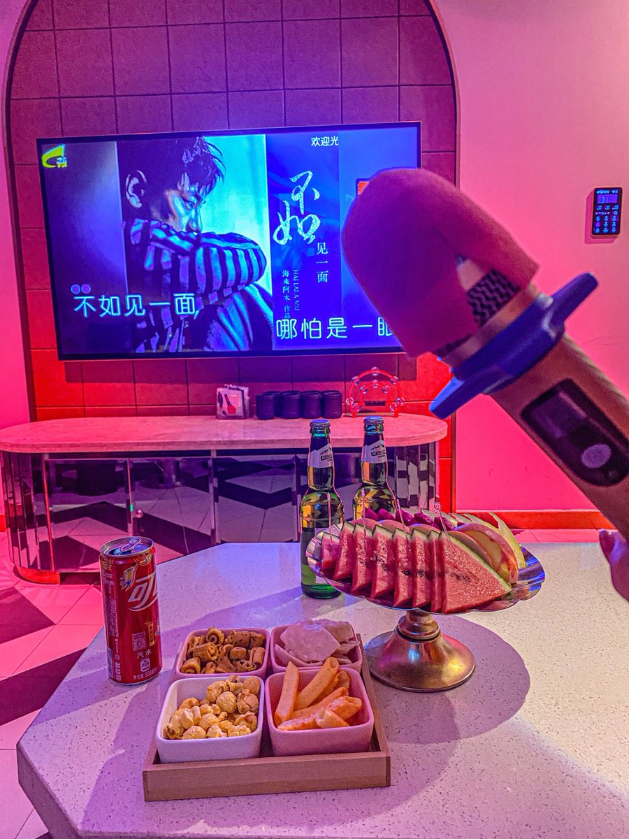 Imrangkp's tweet photo. 周末别宅家！XX KTV 包厢已备好，麦霸速来battle，酒水小吃配齐，唱到嗓子冒烟也开心～ https://t.co/VhcLM3wpSp