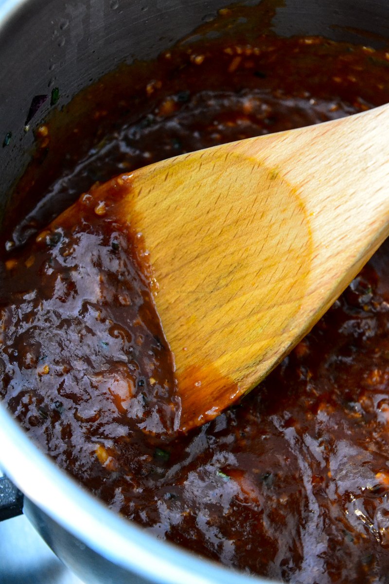 KaluhisKitchen's tweet photo. To your oil, add abit of salt followed by some chives, red onion, garlic and ginger. Cook this on low until everything is softened and fragrant.Add your ketchup, pureed mango, chili flakes, honey and let this simmer on low for 10-15 min. Mwishowe, it should be thick and uniform https://t.co/f9p5Q1kHGk