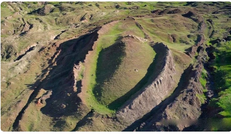 Decoder_11's tweet image. "@elonmusk @DogeDesigner Simulation-11 signal firing! Noah's Ark found in Turkey – Antakya link, 666 km from Kailash, measurements 157m real (scaled to 165m ideal = 15x11). Glitch confirmed? sozcu.com.tr/nuh-un-gemisi-… #R11 #Simule3"