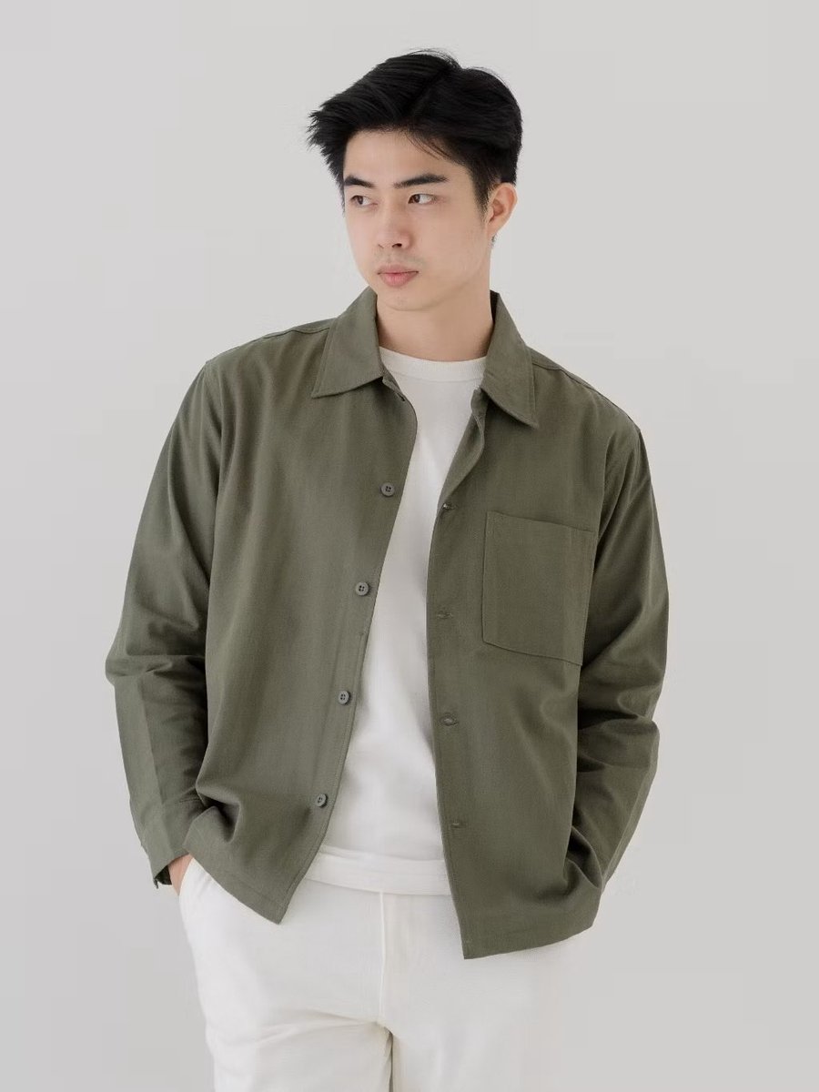 Cowok harus liat ini biar gak boncos asal beli kemeja mahal tapi kualitas zonk. Sesuaikan pilihanmu sama kebutuhan ini:
- Kerja &amp; Meeting: Brodo/The Executive
- Kualitas Bahan &amp; Jahitan: Hey Man/Hassenda
- Estetika &amp; Motif: Cutoff / Cottonink
- Kenyamanan &amp; Ukuran: M231 / Erigo