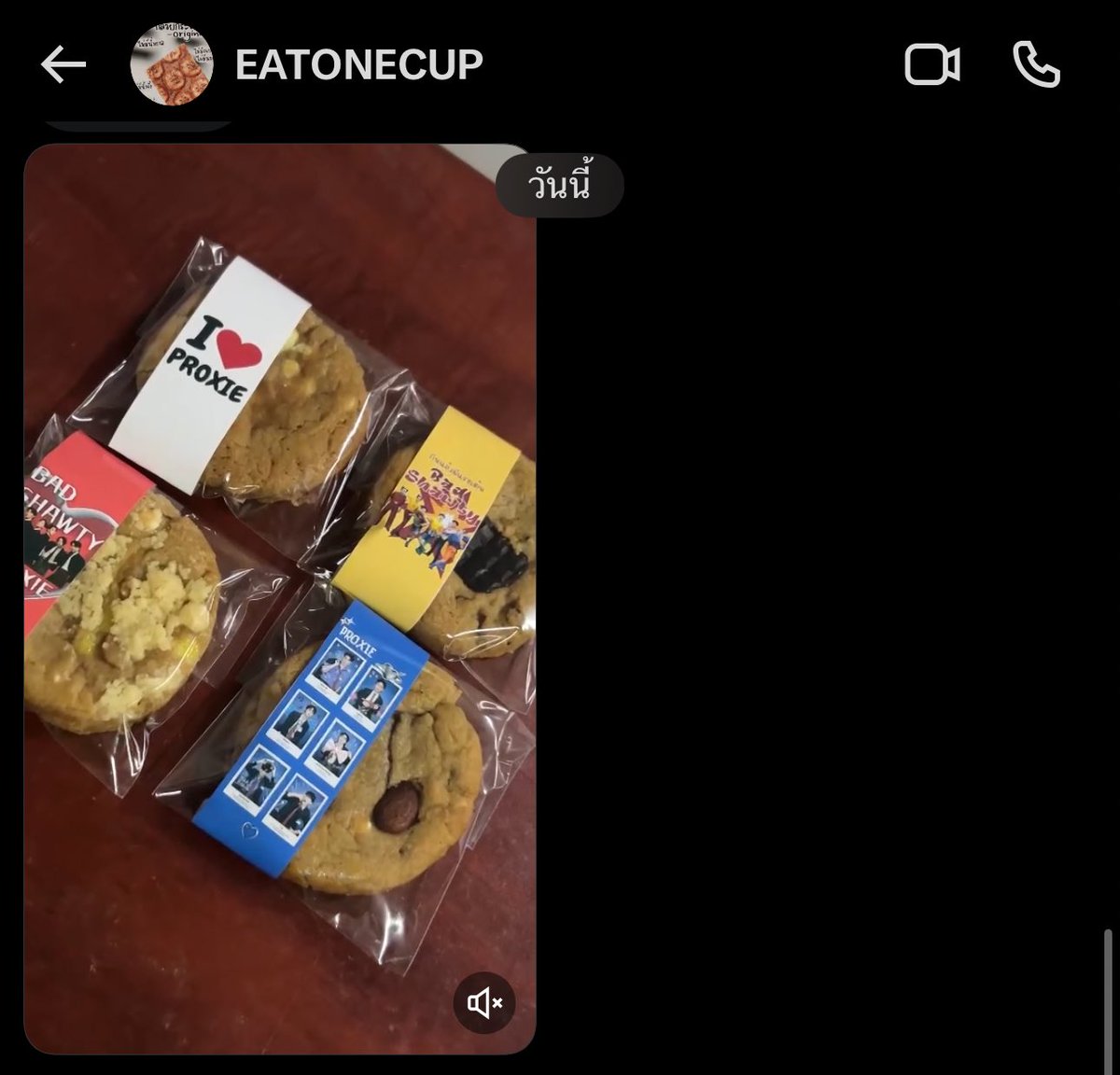 nomkrokk's tweet image. แอมช้อกกิ้งไร้นาว คุกกี้ลุงเคยบอกว่าจะฝากให้ชั้นเอาคุกกี้ไปแจกยุสเส้อที่คอน ชั้นก็นึกว่าคุกกี้ปกติที่ขายหน้าร้าน วันนี้เค้าส่งมาให้ดูคือทำแพคเกจให้ด้วย น่ารักมาก 😭😭😭😭😭😭😭😭😭😭😭😭 มารับกันเยอะ ๆๆๆๆ นะจ้ะ แจก 50 ชิ้นไปเลยล่ะ 

#PROXIE_The3rdConcert