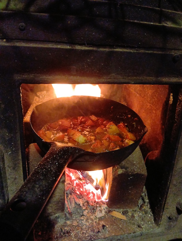 masambar's tweet photo. という事で 
「麻婆ダイコン＆かぼちゃ」を作りながら 
次の一基を建造中とか。👽 https://t.co/0hEXLzkXpo