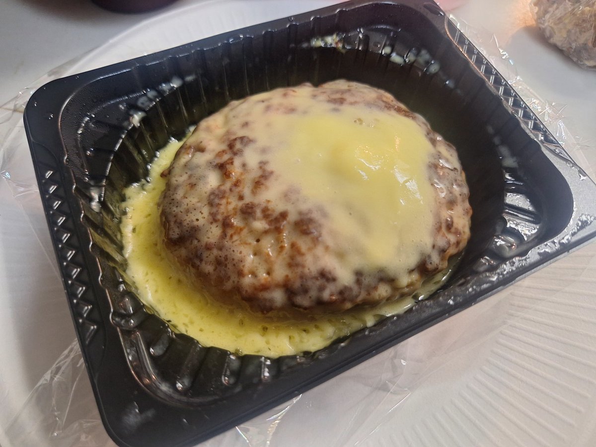 夕飯🌃🍴 チーズハンバーグ🥩🧀 #夕飯 #晩ごはん #ノリラジフード