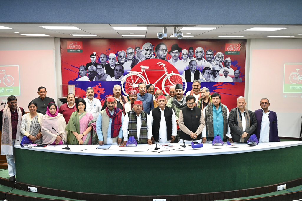yadavakhilesh's tweet photo. सैंतीस जिताएंगे सत्ताइस!

हम मिलकर पीडीए सरकार बनवाएंगे
पीडीए का परचम पूरे देश में लहराएंगे