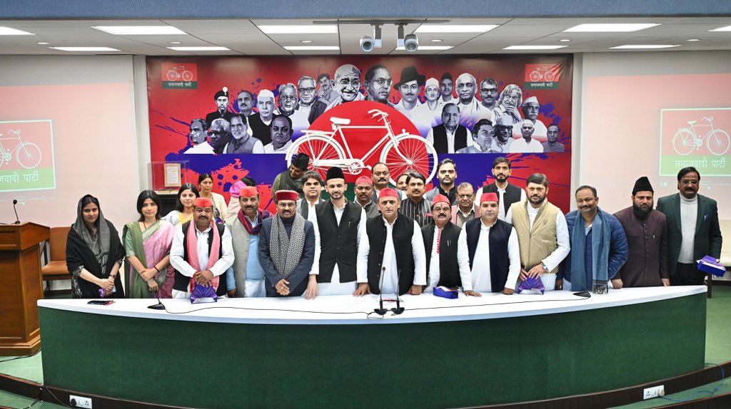 yadavakhilesh's tweet photo. सैंतीस जिताएंगे सत्ताइस!

हम मिलकर पीडीए सरकार बनवाएंगे
पीडीए का परचम पूरे देश में लहराएंगे