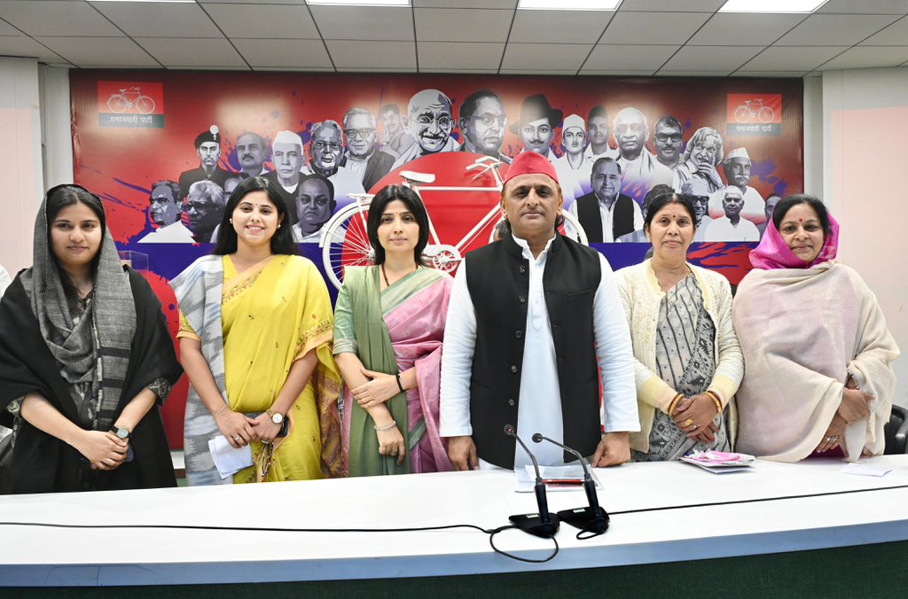 yadavakhilesh's tweet photo. सैंतीस जिताएंगे सत्ताइस!

हम मिलकर पीडीए सरकार बनवाएंगे
पीडीए का परचम पूरे देश में लहराएंगे