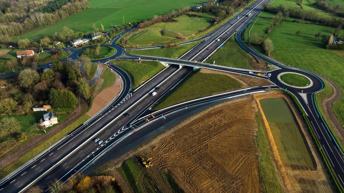 RegionNormandie's tweet image. Une meilleure accessibilité grâce aux nouveaux aménagements réalisés sur le #diffuseur n°29 de La Haie Tondue sur l’A13. 🚗

Ce projet représente un investissement global de 6 M€ dont 3 M€ financés par @sanef_groupe, 1,5M€ par la Région Normandie et 1,5M€ par le @CalvadosDep.