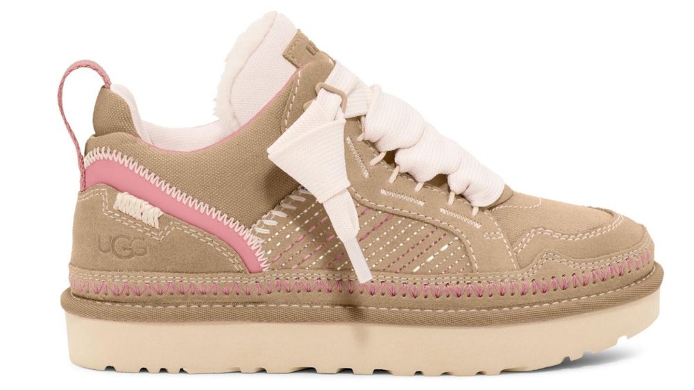 UGG“ピンクステッチ入り”スエードの厚底スニーカー、超軽量ぽってり