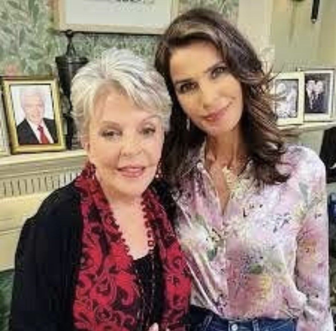 NaomiCranfield1's tweet photo. Day 8: Fave Hope/Julie scene was when Julie went to Paris to bring Hope back to Salem in 1990. Because Bope was separated, Hope lived with Julie in her penthouse & had some great banter. These scenes they were more like sisters #10DayBopeChallenge #BringBopeBack #Days https://t.co/20rmrjwWrx