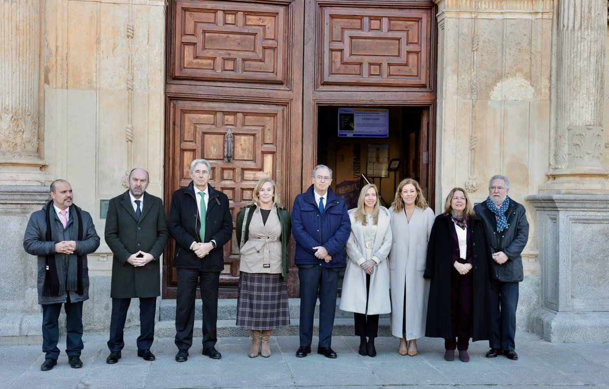 Coprepa's tweet photo. 🏛️ La reunión del plenario de la @coprepa comienza con un minuto de silencio en recuerdo por las víctimas del accidente ferroviario ocurrido en Adamuz.

🇪🇸 Las banderas mantienen el luto hasta el jueves 22 de enero en señal de duelo. https://t.co/ZjKAHHambW