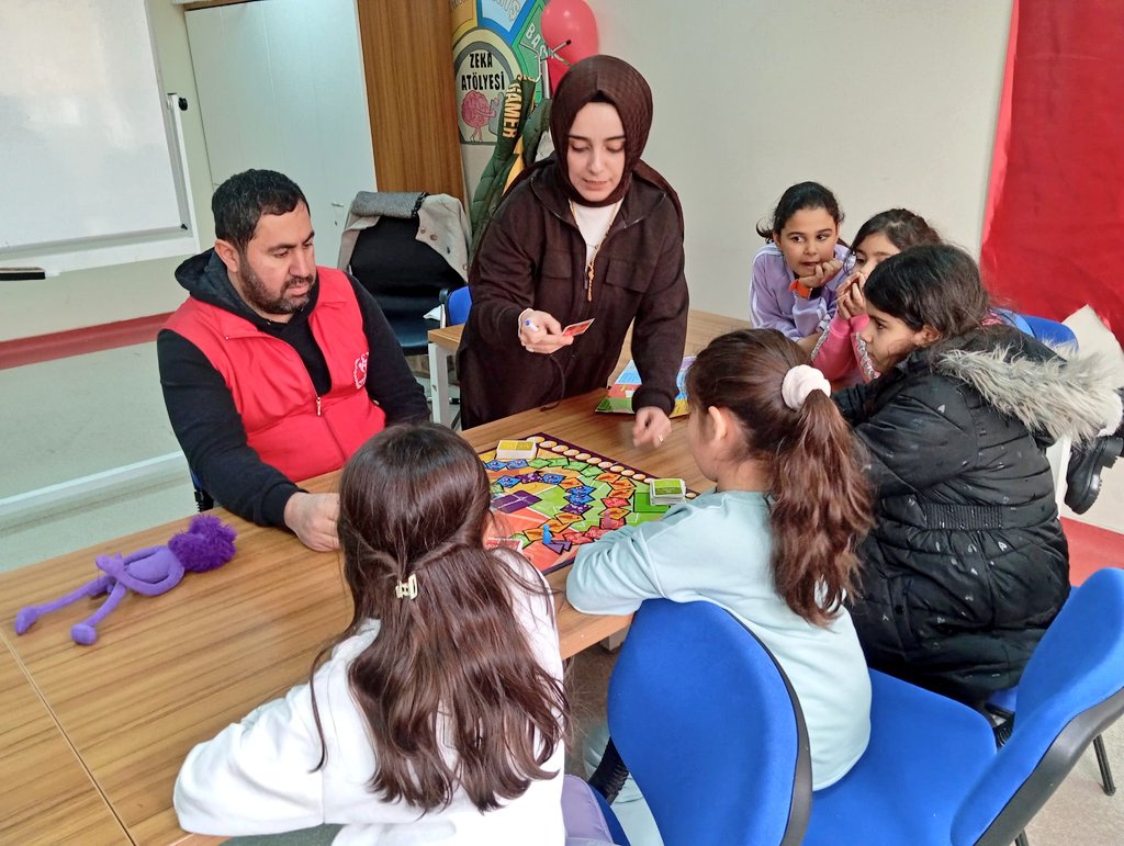 GSB_KarakopruGm's tweet photo. Gençlik merkezimizde düzenlenen Tabuu etkinliği kapsamında gençlerimizle bir araya gelinmiş; sosyal etkileşim, iş birliği ve düşünme becerilerini destekleyen keyifli bir ortam oluşturulmuştur.
#GençlikMerkezi
#Tabuu
@OA_BAK
@gencliksporbak https://t.co/p2x3HZEGQ5