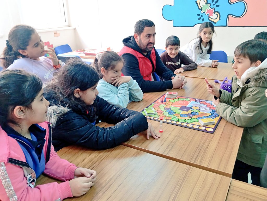 Gençlik merkezimizde düzenlenen Tabuu etkinliği kapsamında gençlerimizle bir araya gelinmiş; sosyal etkileşim, iş birliği ve düşünme becerilerini destekleyen keyifli bir ortam oluşturulmuştur.

#GençlikMerkezi 
#Tabuu

<a href="/OA_BAK/">Dr. Osman Aşkın Bak</a>
<a href="/gencliksporbak/">Gençlik ve Spor Bakanlığı 🇹🇷</a>