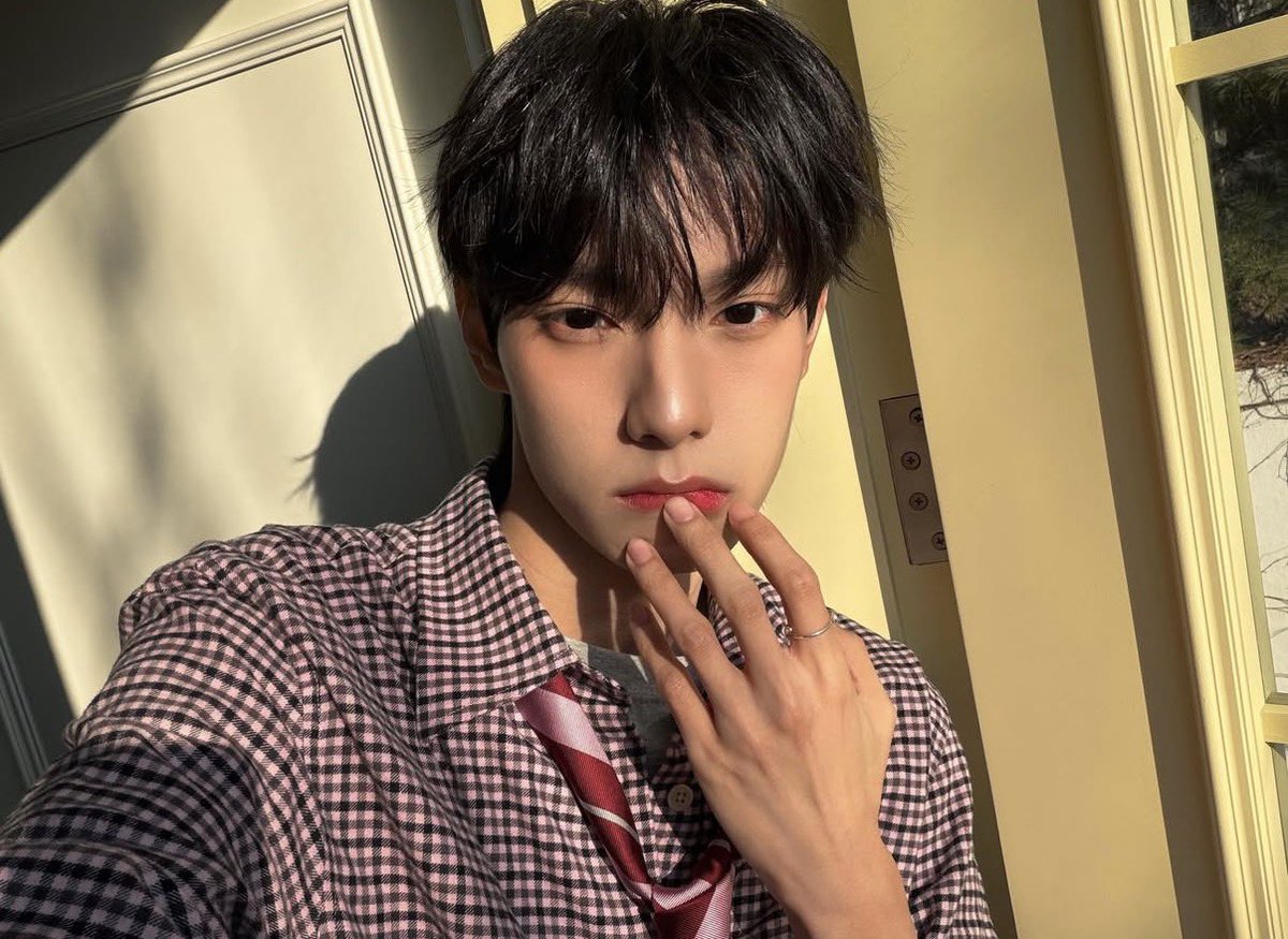 buu0l2's tweet photo. 최립우는 얼굴도 얼굴이고 손도 손임 https://t.co/UQiqSqxmfS