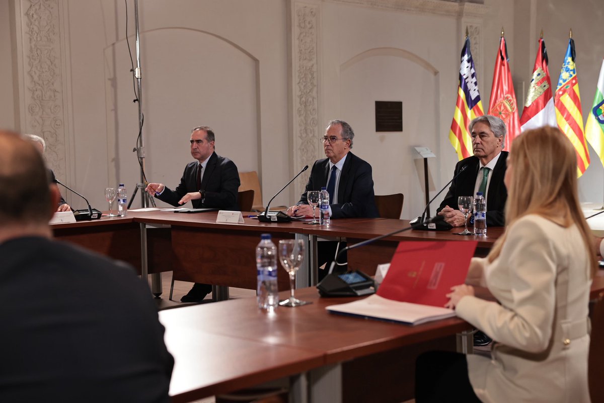 asambleamadrid's tweet photo. 🏛️ El presidente de la @Asambleamadrid, @eossoriocrespo, preside el plenario de la @coprepa

🇪🇸 Se ha guardado un minuto de silencio en recuerdo por las víctimas del accidente ferroviario ocurrido en Adamuz. https://t.co/UdrmrhLsq2