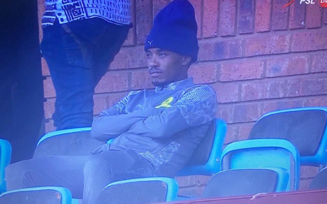 uMaster_Sandz's tweet photo. After bamtekise ibhola kangaka eMall, they send him to the stands. 😭😏💔. #FreeSaleng ✋🏽🙂‍↔️ https://t.co/WL0TtrOZLF