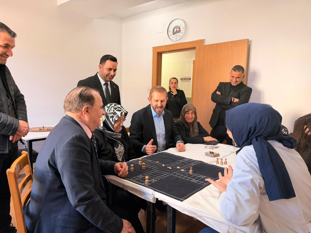 Gaziantep Büyükşehir Belediyesi Genel Sekreterimiz Sayın Sezer Cihan, Aktif Yaşam ve Eğitim Merkezimizi ziyaret ederek yürütülen çalışmalar hakkında yerinde bilgi aldı. 🤝

Merkezimizde vakit geçiren büyüklerimizle bir araya gelerek sohbet eden, hatıralarını dinleyen ve günlük
