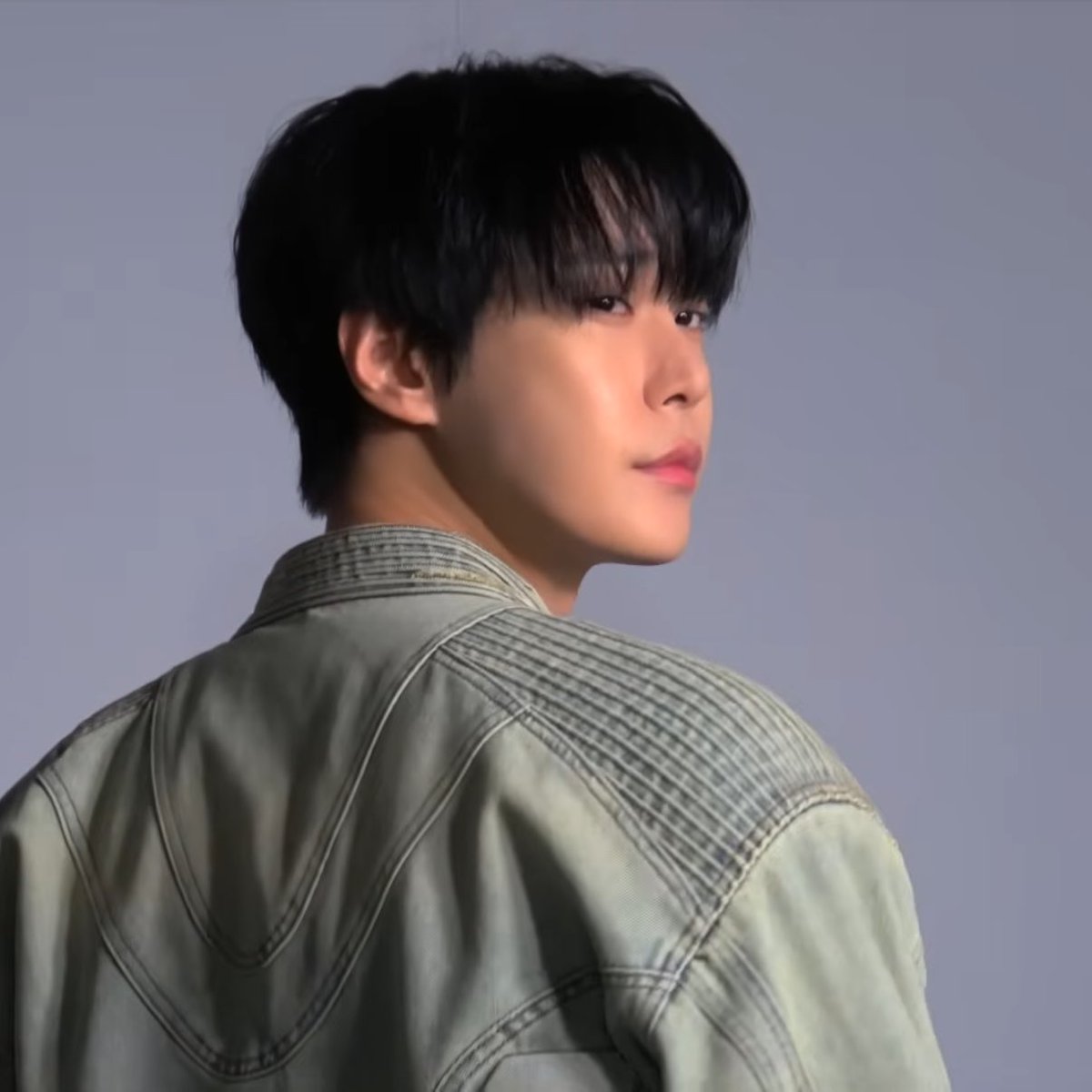 F26B0Y's tweet image. 영상 1초 전후 차이가 너무 폭력적이다

어른남자.                   두쫀쿠 훔쳐먹다 걸린 아이