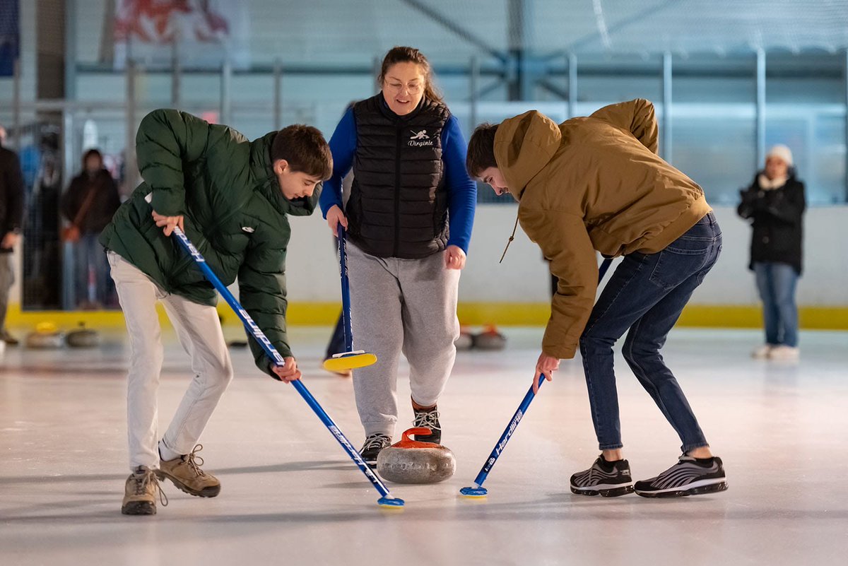Mairie_Niort's tweet photo. #Niort 🥌 En ce début d'année, Niort Glace a ouvert les portes de la patinoire pour des initiations au curling. Sport de précision pratiqué avec des pierres en granit, le curling s'apparente à la pétanque sur glace. 
Plus d'infos 👉
https://t.co/w9opyrrGpf 
#LabelVAS https://t.co/Gi1pO9sGkN