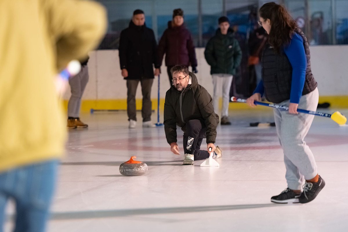 Mairie_Niort's tweet photo. #Niort 🥌 En ce début d'année, Niort Glace a ouvert les portes de la patinoire pour des initiations au curling. Sport de précision pratiqué avec des pierres en granit, le curling s'apparente à la pétanque sur glace. 
Plus d'infos 👉
https://t.co/w9opyrrGpf 
#LabelVAS https://t.co/Gi1pO9sGkN
