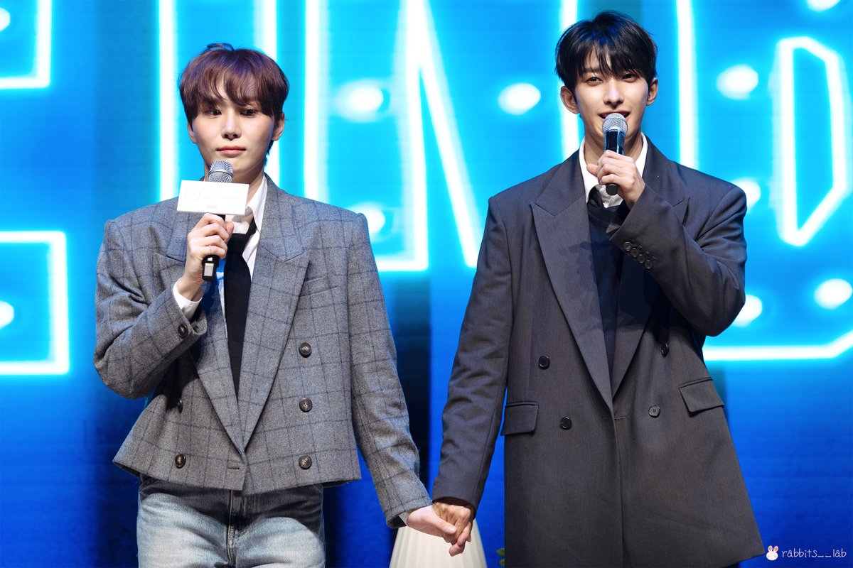 rabbits__lab's tweet photo. 260118
도겸X승관
LIVE IN BLUE FAN PARTY

 뿌🍊 X 도🍕
손 잡고 인사 하는거 너무 귀여워 😭😭

#세븐틴 #seventeen #도겸 #승관 #DOKYEOM #SEUNGKWAN #DXS https://t.co/G60MILL2Nx