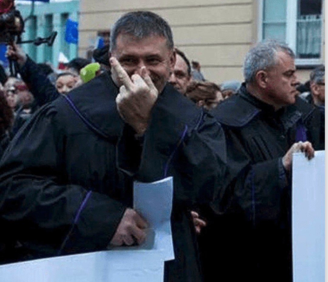 AnnaKubala_priv's tweet image. SSN Kamil Zaradkiewicz otrzymał sądowy zakaz upowszechniania poniższego zdjęcia, na którym Żurek pokazuje środkowy palec. Zdjęcie NIE jest podrobione. To jest prawdziwe zdjęcie. Polecam Państwa uwadze  ten zakaz. @Zaradkiewicz_K