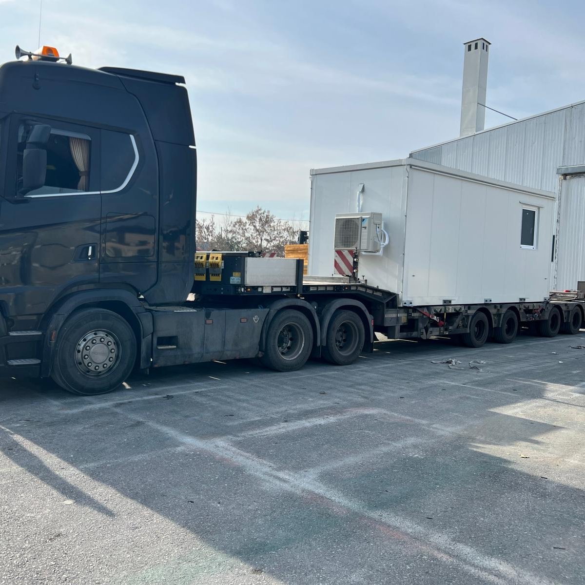 GoShippingGR's tweet photo. A few weeks ago our team successfully handled the road transport of an oversized modular unit, ensuring safe loading, secure fastening, and on-time delivery.

✅ When standard solutions aren’t enough, we move beyond limits.

#flatrack #freight #freightservices #goshipping https://t.co/zHrTcraXNv